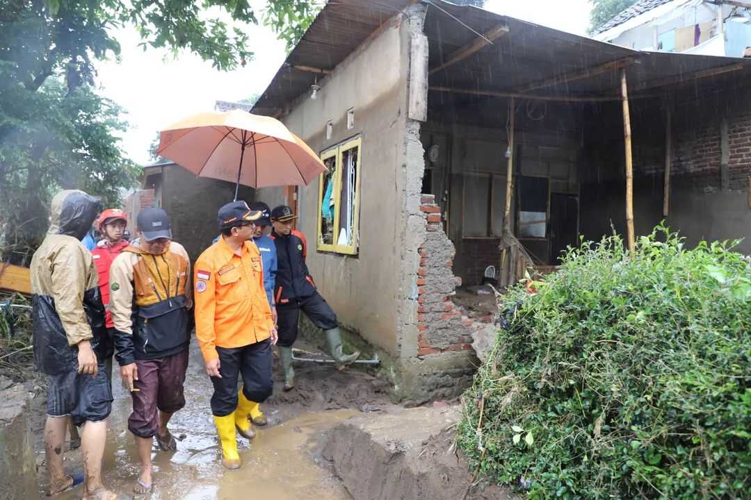 Tinjau Lokasi Banjir di Dayeuhhandap, Wabup Helmi: Ada 7 Rumah Rusak Berat
